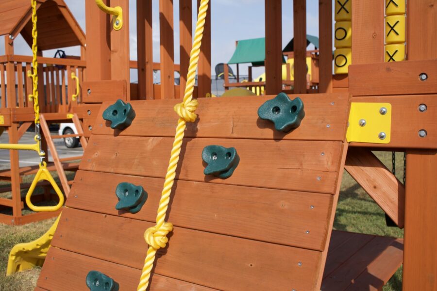 Parrot Island Fort w/Wood Roof