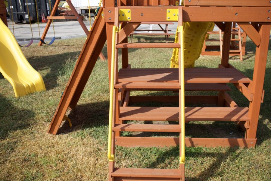 Parrot Island Fort w/Wood Roof